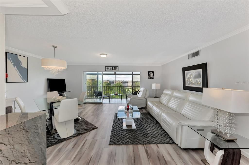 For Sale: $214,900 (2 beds, 2 baths, 1008 Square Feet)