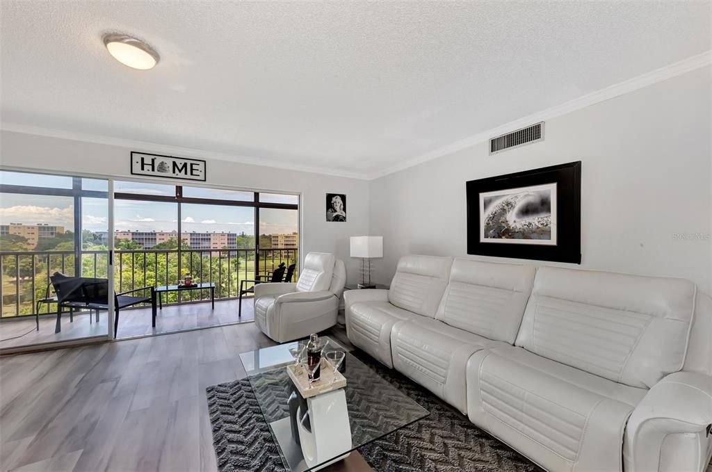 For Sale: $214,900 (2 beds, 2 baths, 1008 Square Feet)