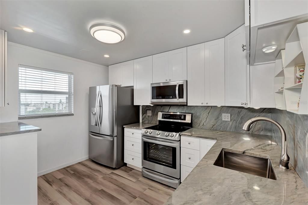 For Sale: $214,900 (2 beds, 2 baths, 1008 Square Feet)