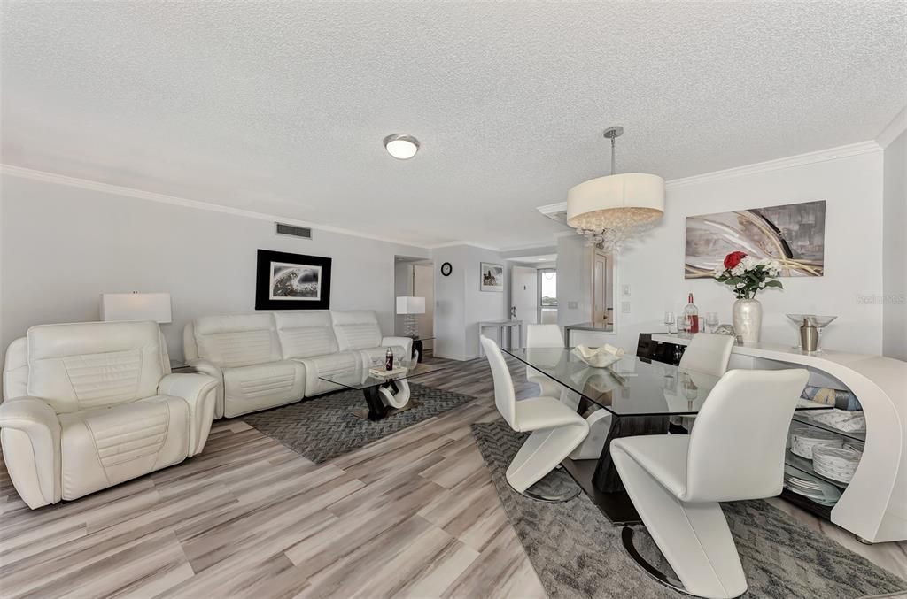 For Sale: $214,900 (2 beds, 2 baths, 1008 Square Feet)