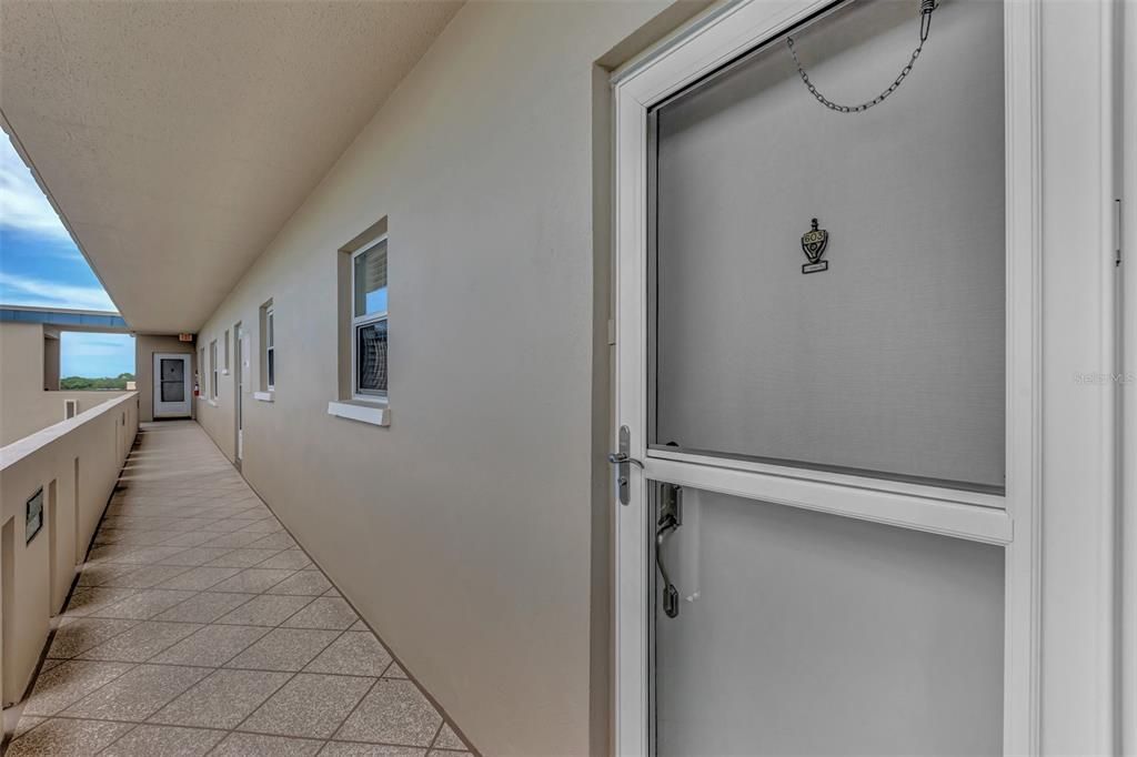 For Sale: $214,900 (2 beds, 2 baths, 1008 Square Feet)