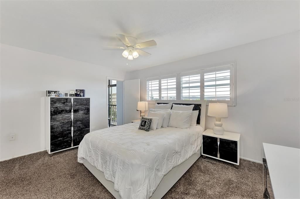 For Sale: $214,900 (2 beds, 2 baths, 1008 Square Feet)