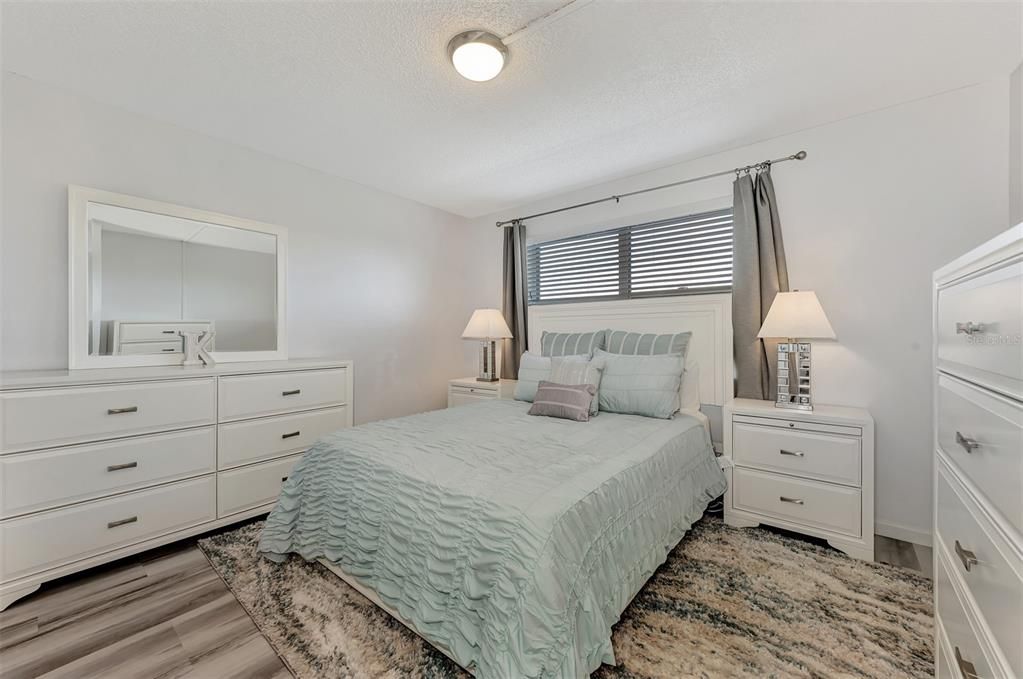 For Sale: $214,900 (2 beds, 2 baths, 1008 Square Feet)