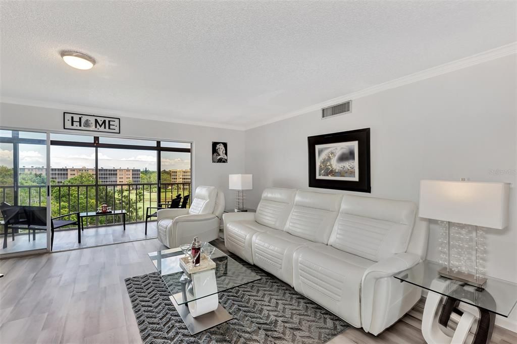 For Sale: $214,900 (2 beds, 2 baths, 1008 Square Feet)