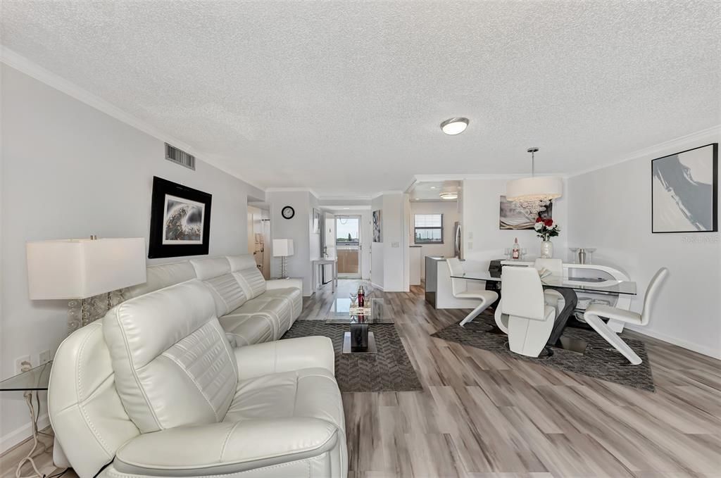 For Sale: $214,900 (2 beds, 2 baths, 1008 Square Feet)