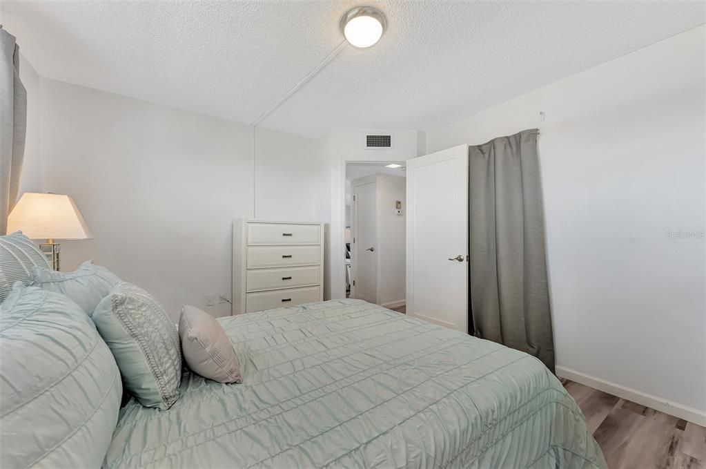 For Sale: $214,900 (2 beds, 2 baths, 1008 Square Feet)