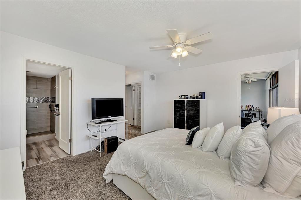 For Sale: $214,900 (2 beds, 2 baths, 1008 Square Feet)