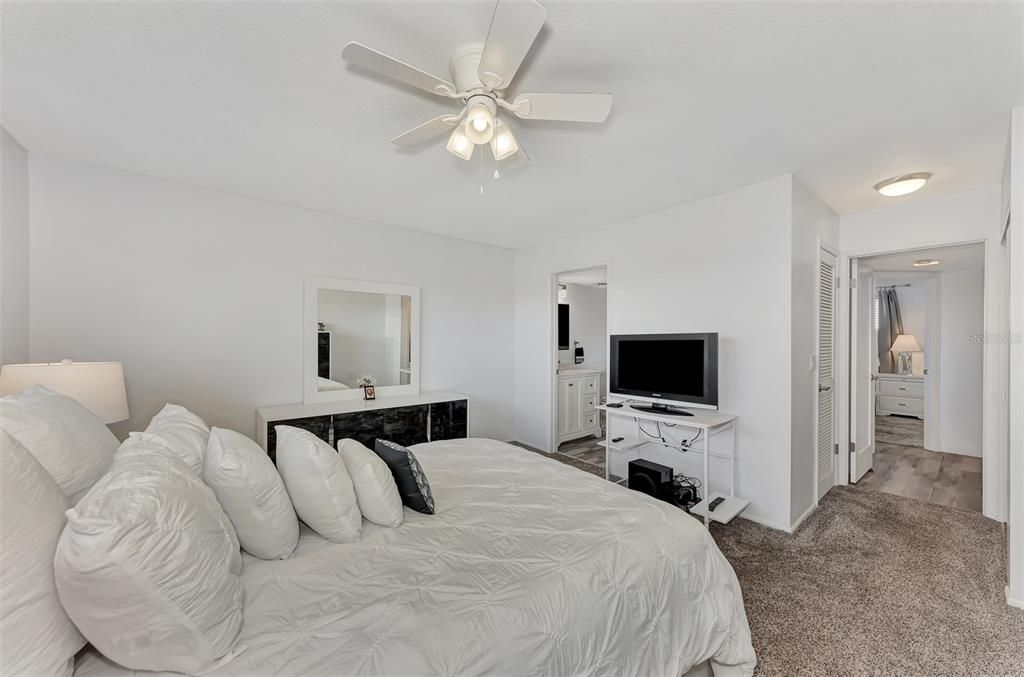 For Sale: $214,900 (2 beds, 2 baths, 1008 Square Feet)