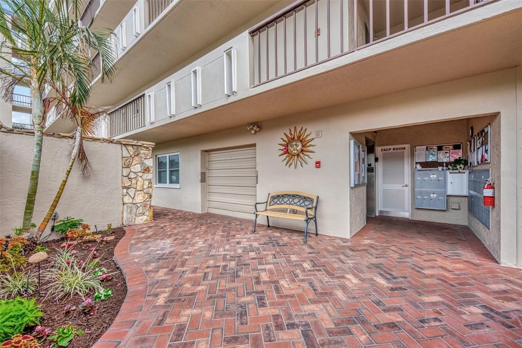 For Sale: $214,900 (2 beds, 2 baths, 1008 Square Feet)