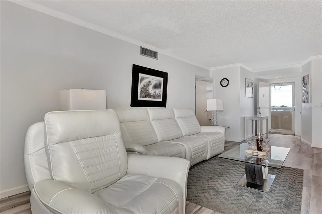For Sale: $214,900 (2 beds, 2 baths, 1008 Square Feet)