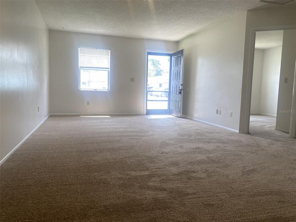 For Sale: $169,900 (2 beds, 2 baths, 875 Square Feet)