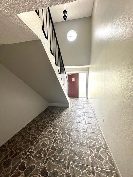 For Rent: $1,200 (1 beds, 1 baths, 650 Square Feet)