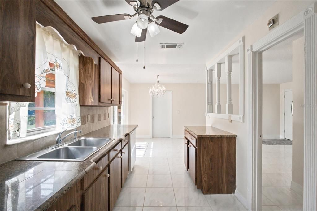 For Sale: $325,000 (2 beds, 1 baths, 920 Square Feet)