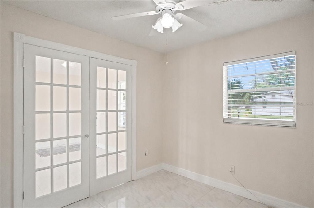 For Sale: $325,000 (2 beds, 1 baths, 920 Square Feet)
