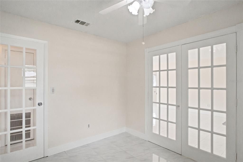 For Sale: $325,000 (2 beds, 1 baths, 920 Square Feet)