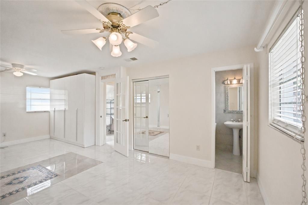 For Sale: $325,000 (2 beds, 1 baths, 920 Square Feet)