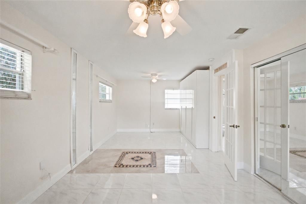 For Sale: $325,000 (2 beds, 1 baths, 920 Square Feet)