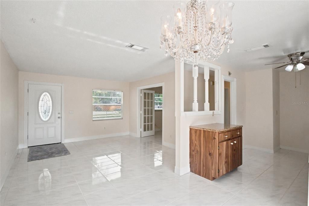For Sale: $325,000 (2 beds, 1 baths, 920 Square Feet)