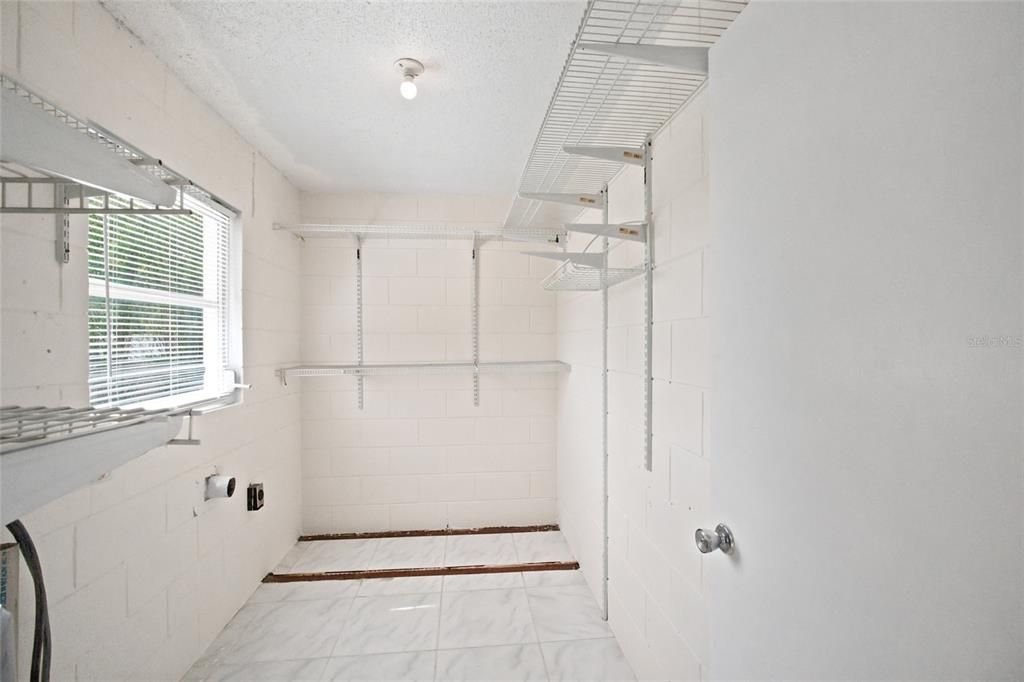 For Sale: $325,000 (2 beds, 1 baths, 920 Square Feet)