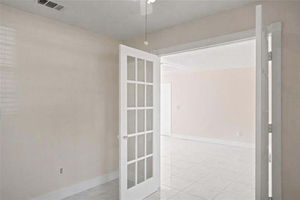 For Sale: $325,000 (2 beds, 1 baths, 920 Square Feet)