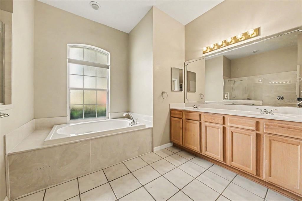 For Sale: $379,900 (3 beds, 2 baths, 2386 Square Feet)
