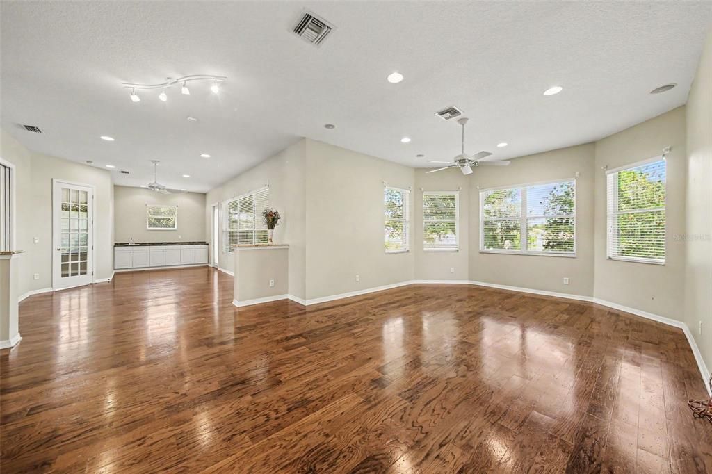 For Sale: $379,900 (3 beds, 2 baths, 2386 Square Feet)