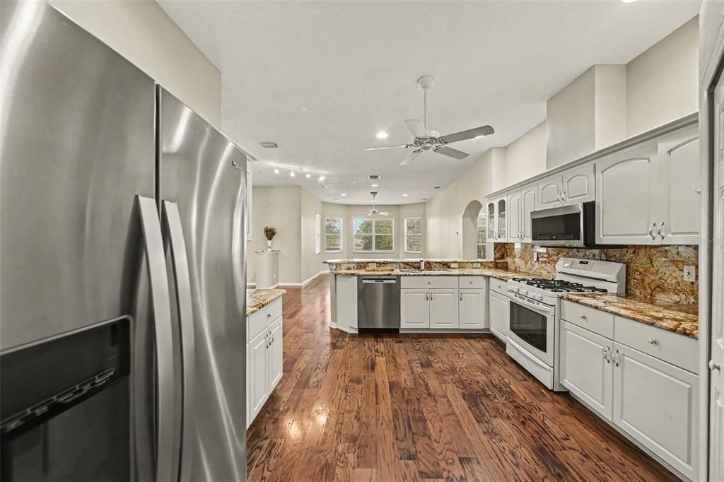 For Sale: $379,900 (3 beds, 2 baths, 2386 Square Feet)