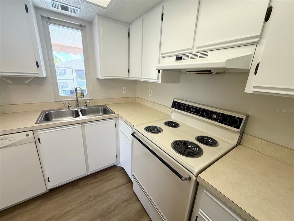 For Rent: $1,400 (2 beds, 2 baths, 838 Square Feet)