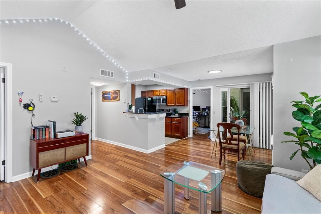 For Sale: $199,000 (2 beds, 2 baths, 934 Square Feet)