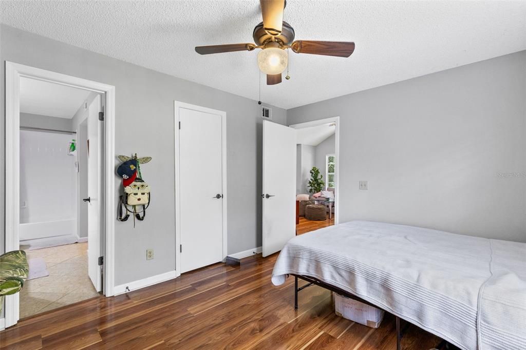 For Sale: $199,000 (2 beds, 2 baths, 934 Square Feet)