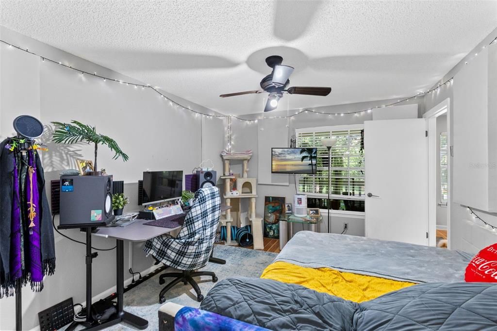 For Sale: $199,000 (2 beds, 2 baths, 934 Square Feet)
