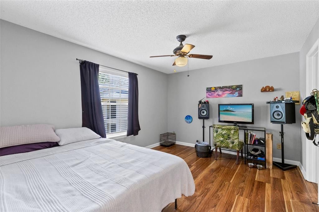 For Sale: $199,000 (2 beds, 2 baths, 934 Square Feet)