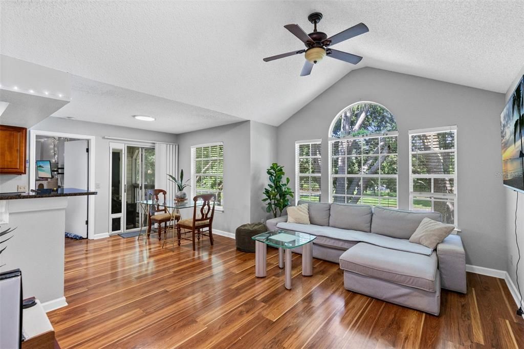 For Sale: $199,000 (2 beds, 2 baths, 934 Square Feet)