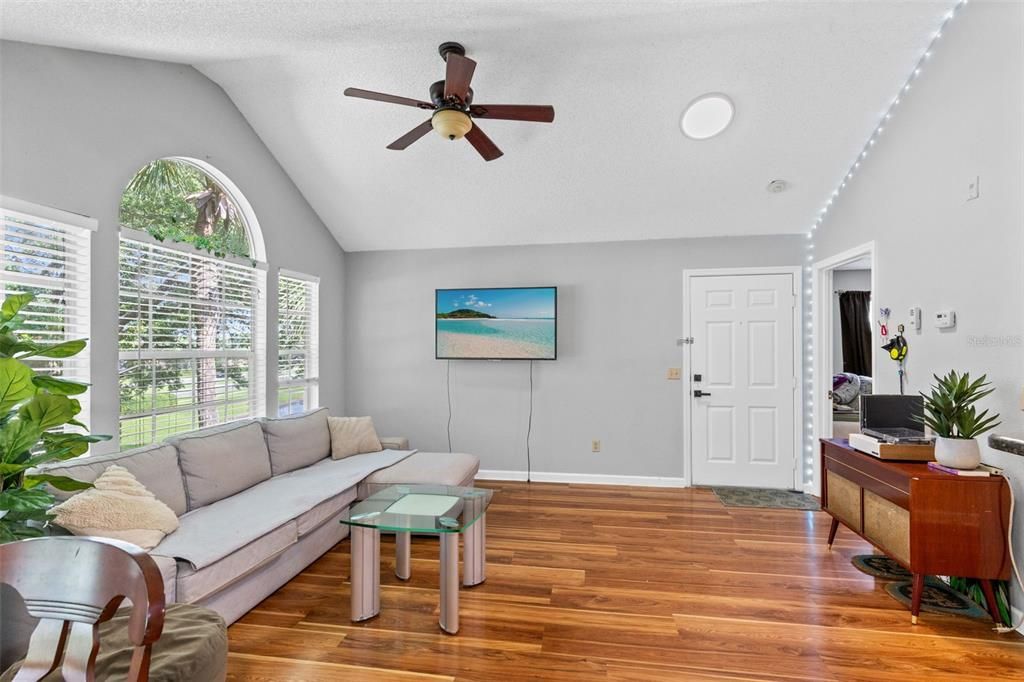 For Sale: $199,000 (2 beds, 2 baths, 934 Square Feet)
