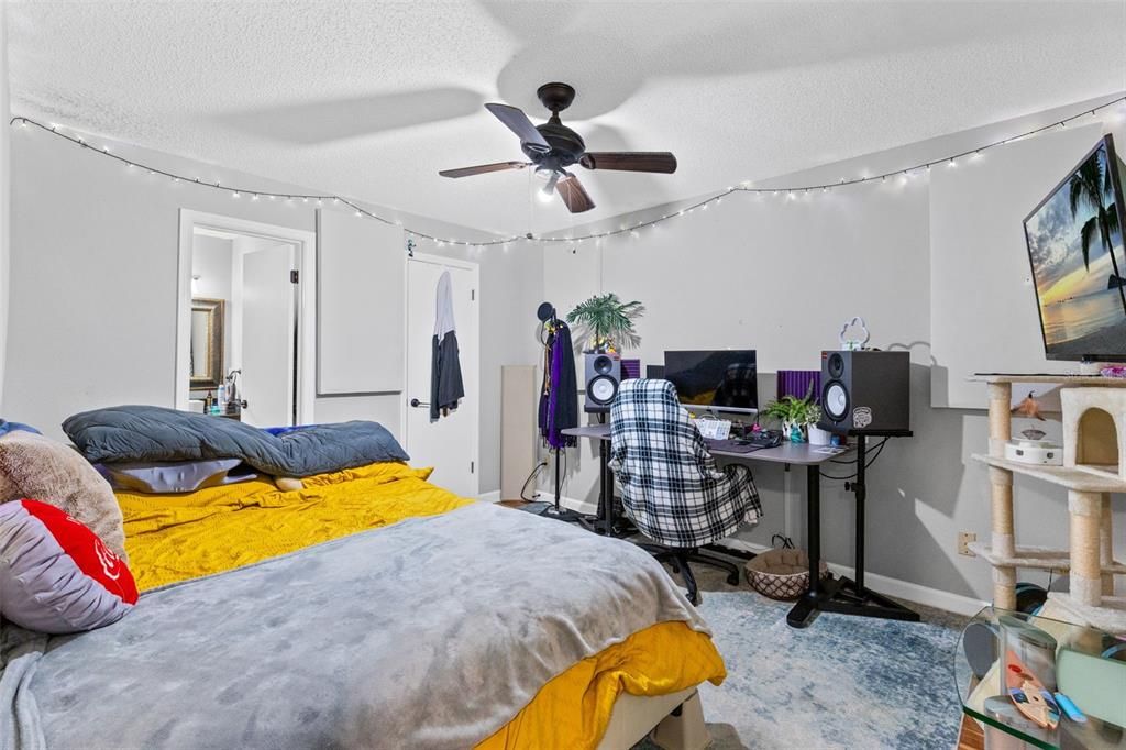 For Sale: $199,000 (2 beds, 2 baths, 934 Square Feet)