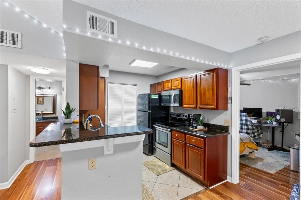 For Sale: $199,000 (2 beds, 2 baths, 934 Square Feet)