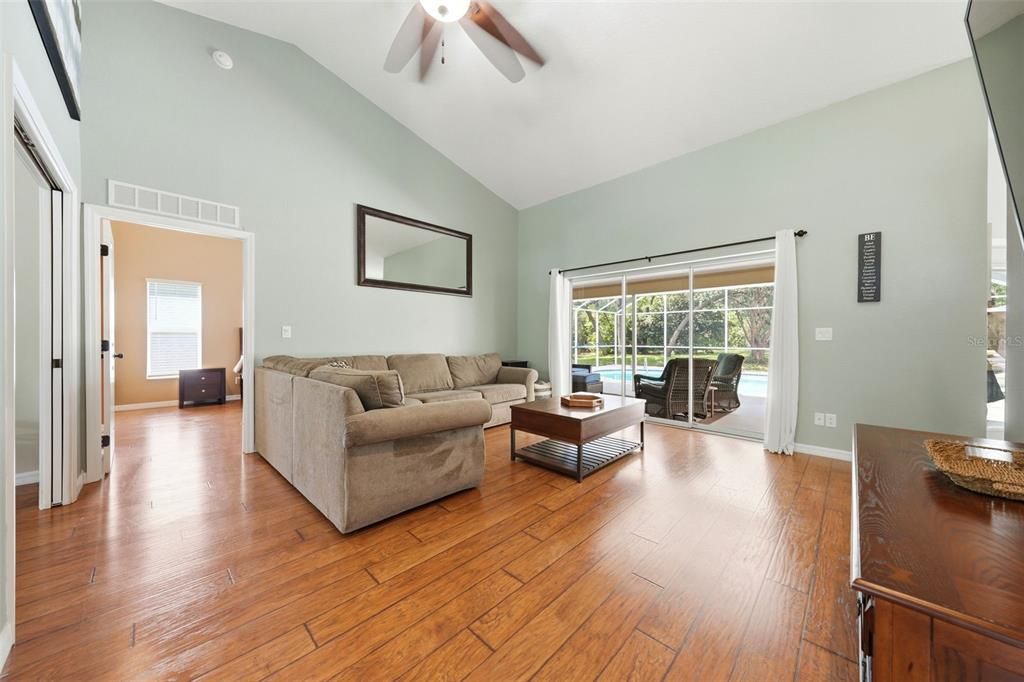 En Venta: $569,900 (3 camas, 2 baños, 2315 Pies cuadrados)