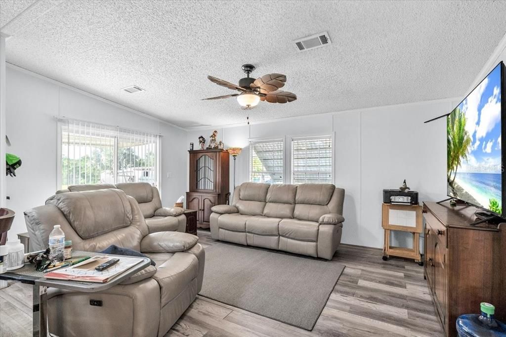 For Sale: $250,000 (2 beds, 2 baths, 958 Square Feet)
