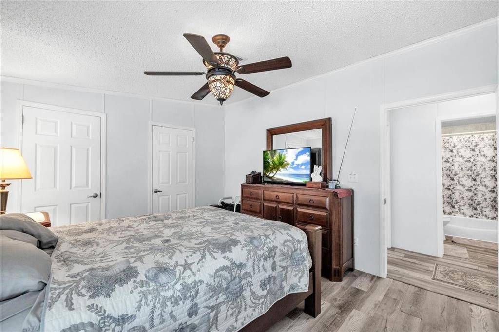 For Sale: $250,000 (2 beds, 2 baths, 958 Square Feet)