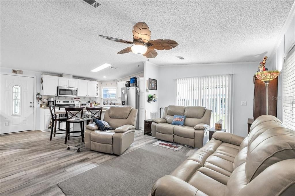For Sale: $250,000 (2 beds, 2 baths, 958 Square Feet)