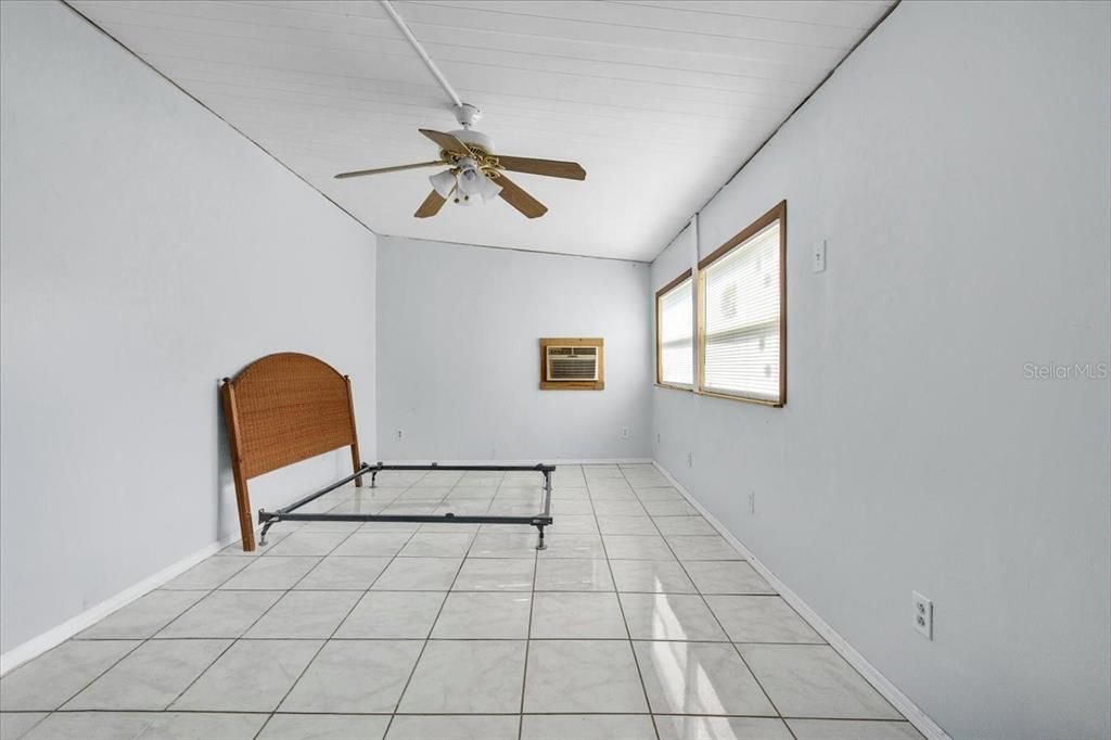For Sale: $250,000 (2 beds, 2 baths, 958 Square Feet)