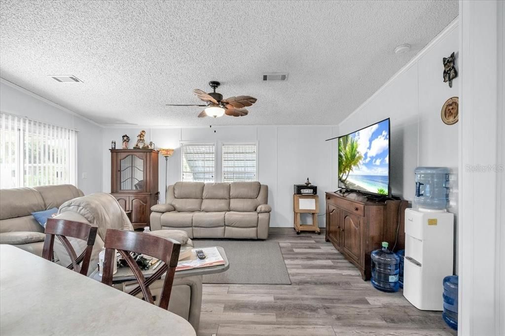 For Sale: $250,000 (2 beds, 2 baths, 958 Square Feet)