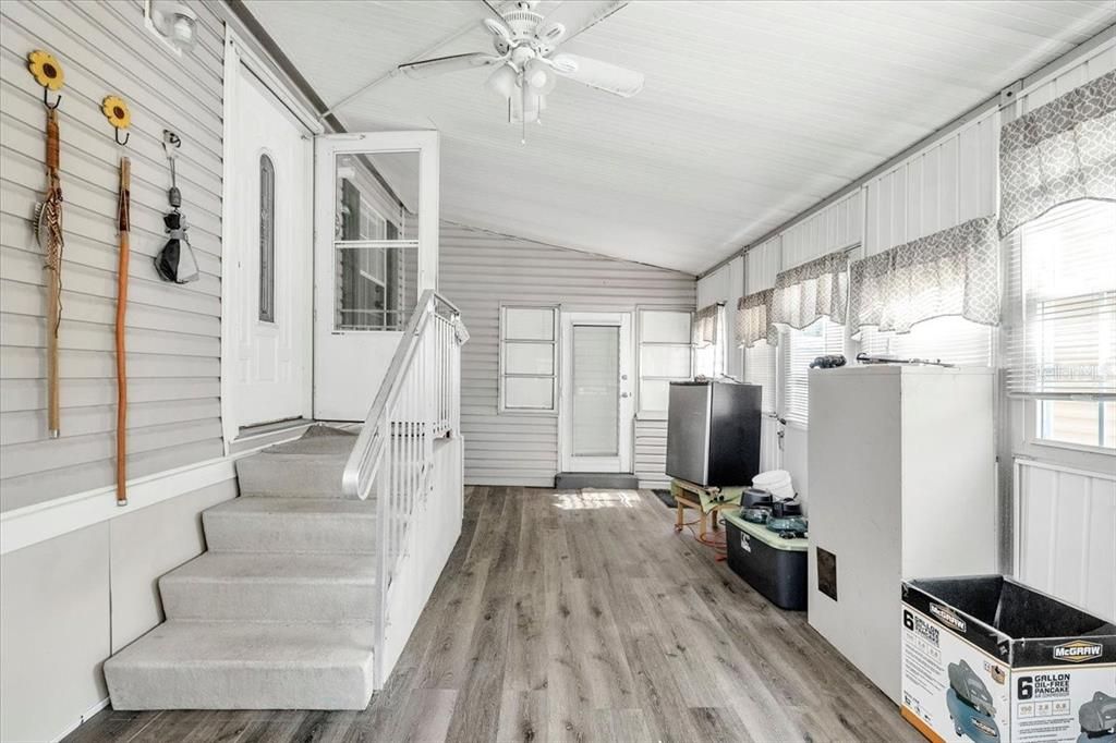 For Sale: $250,000 (2 beds, 2 baths, 958 Square Feet)