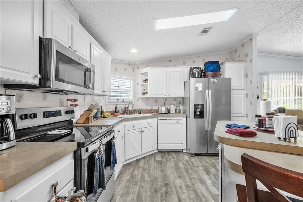 For Sale: $250,000 (2 beds, 2 baths, 958 Square Feet)