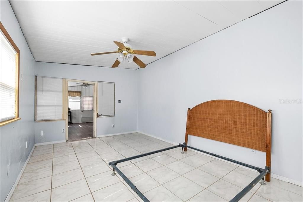 For Sale: $250,000 (2 beds, 2 baths, 958 Square Feet)
