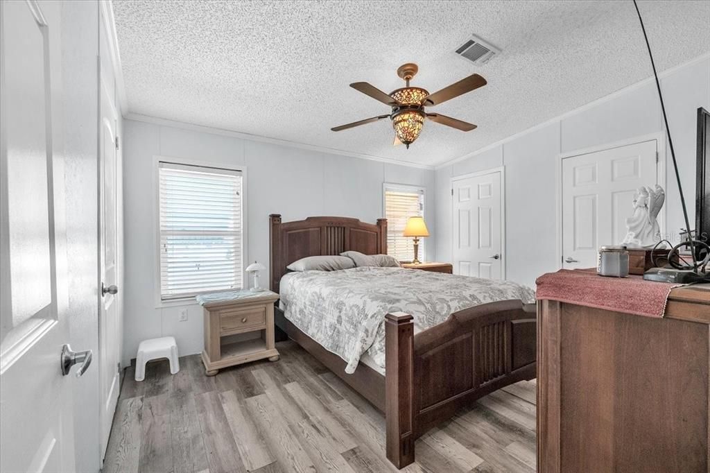 For Sale: $250,000 (2 beds, 2 baths, 958 Square Feet)