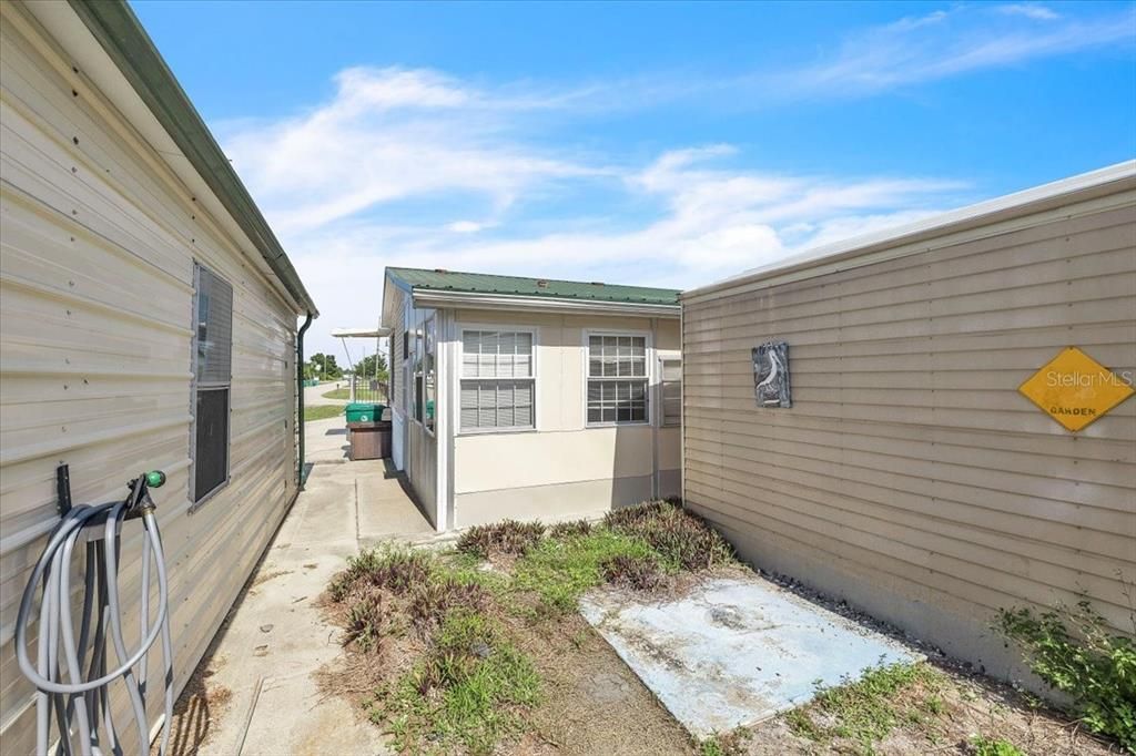 For Sale: $250,000 (2 beds, 2 baths, 958 Square Feet)