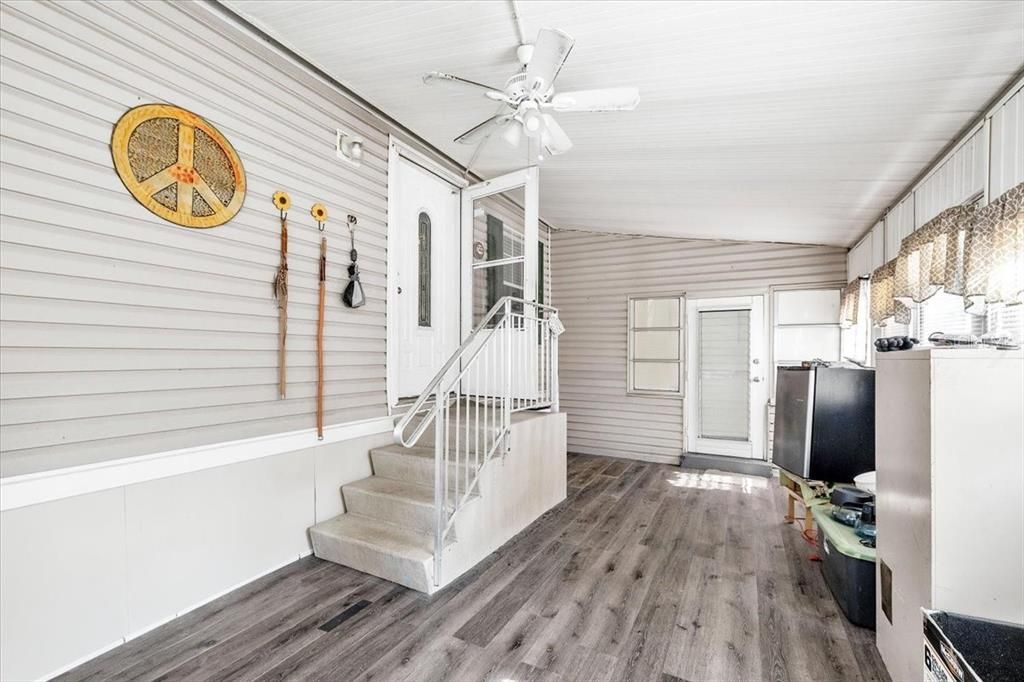 For Sale: $250,000 (2 beds, 2 baths, 958 Square Feet)