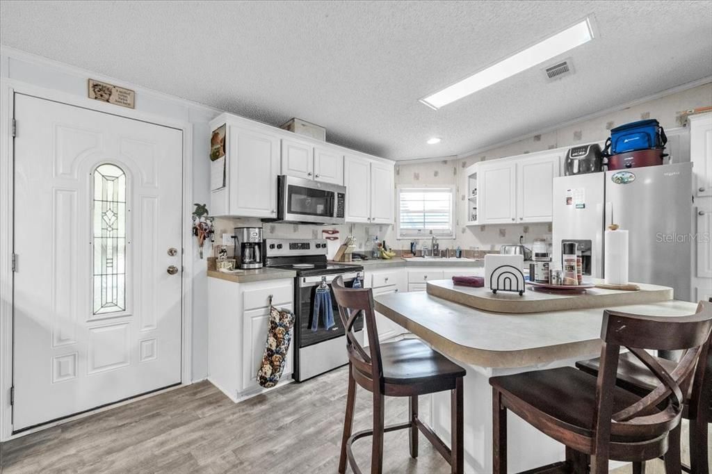 For Sale: $250,000 (2 beds, 2 baths, 958 Square Feet)