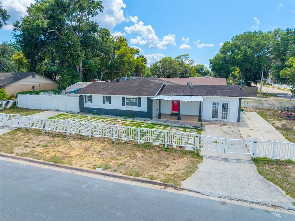 For Rent: $2,300 (3 beds, 1 baths, 1221 Square Feet)
